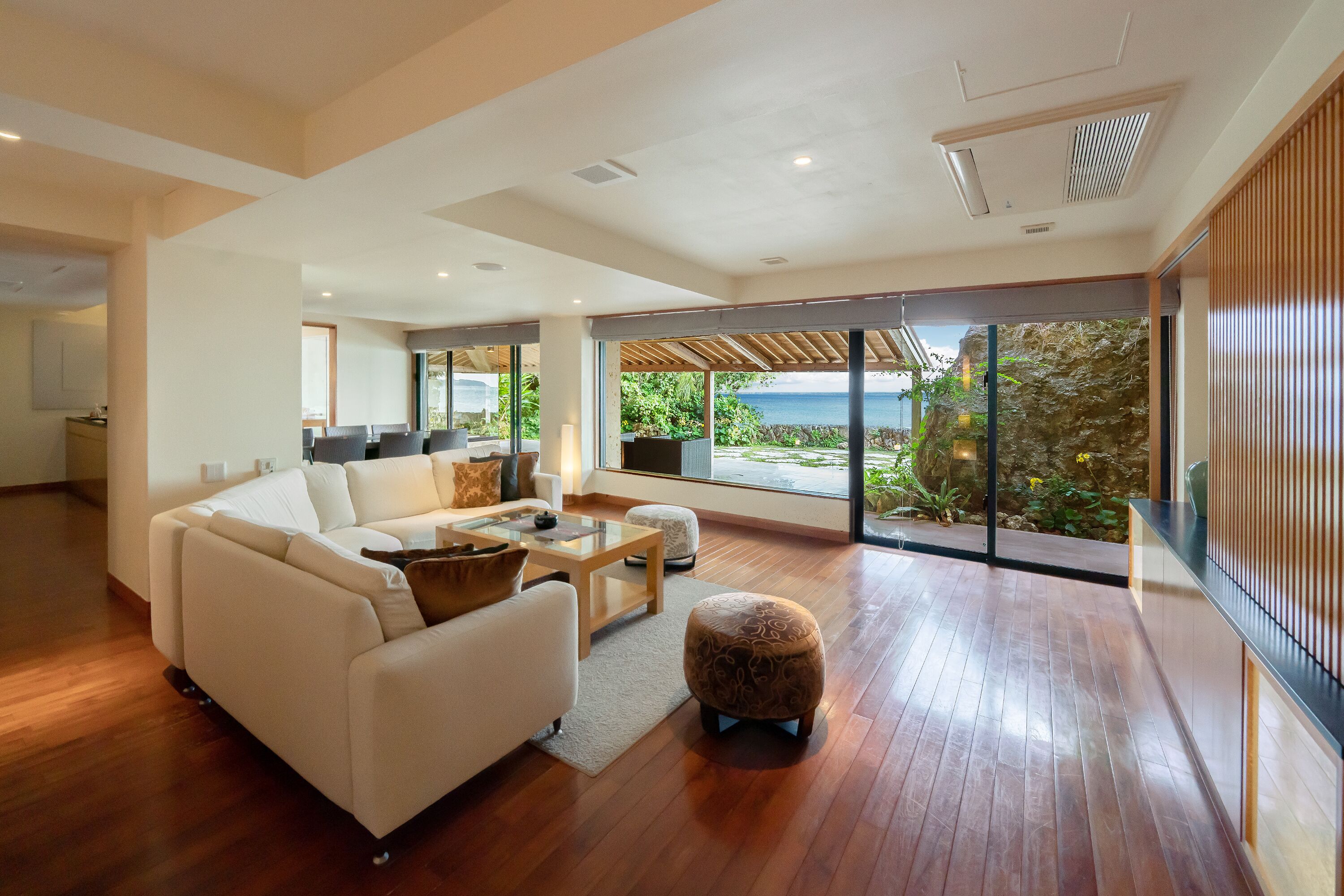 고급 침구, 미니바, 객실 내 금고, 각각 다르게 가구 비치