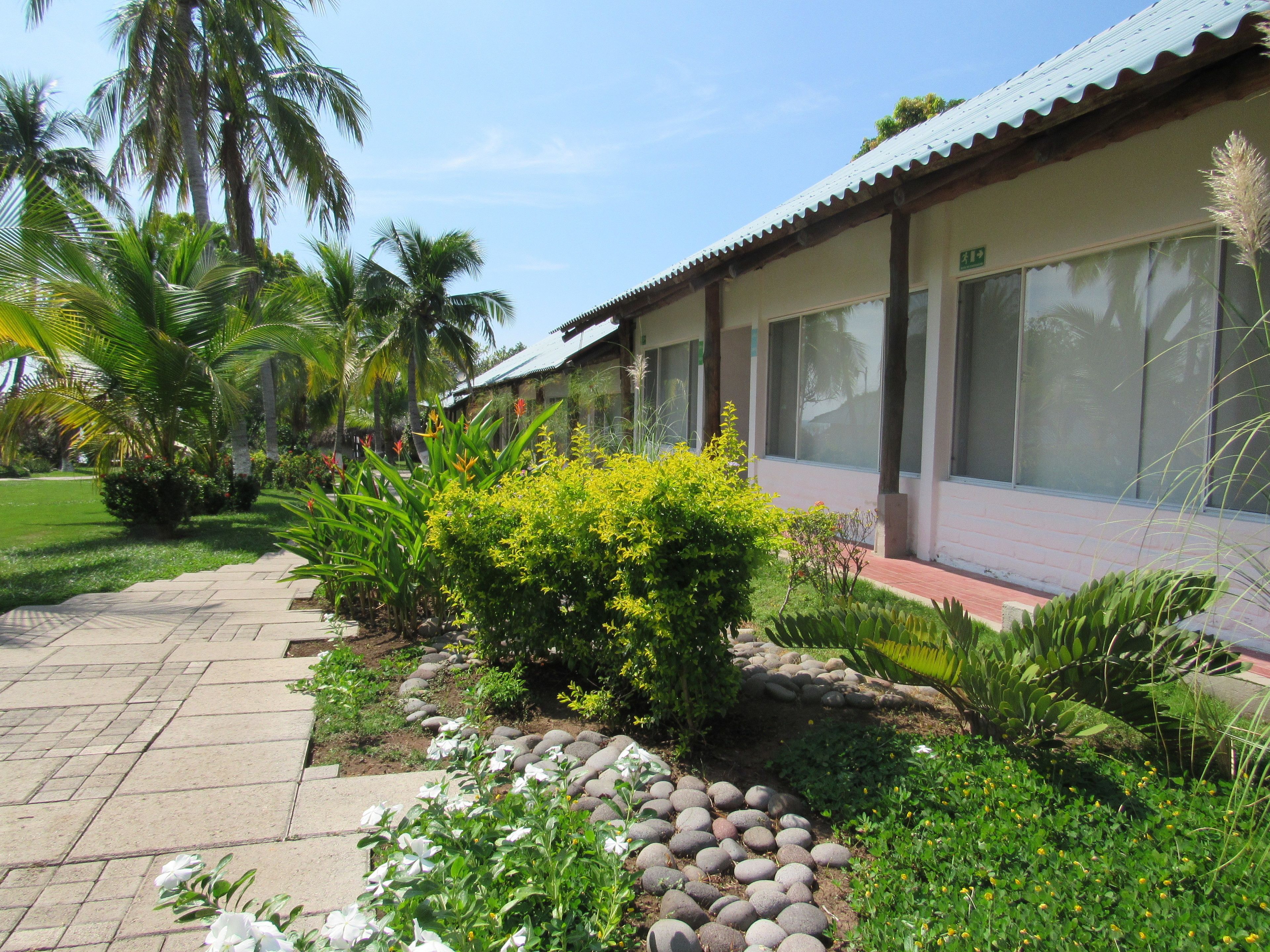 standard room, 1 queen bed, garden view | garden view