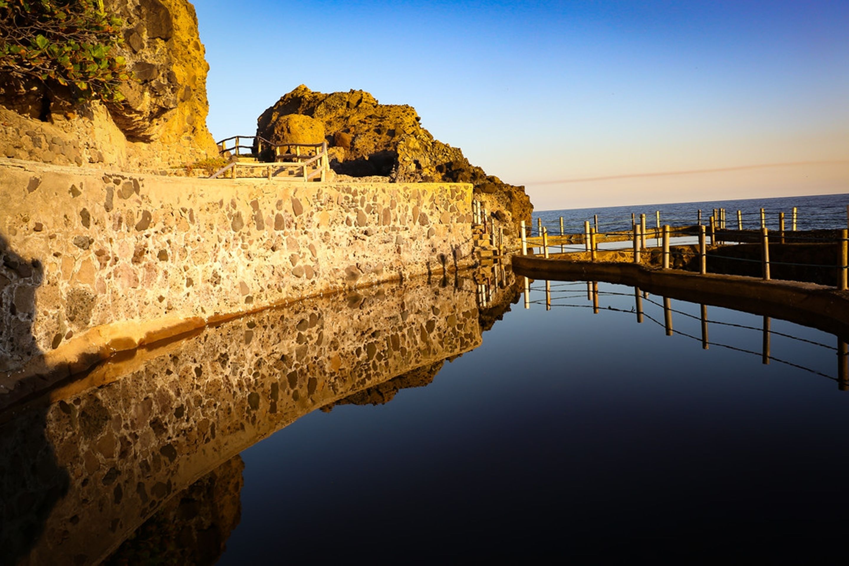 7 albercas al aire libre y camastros 