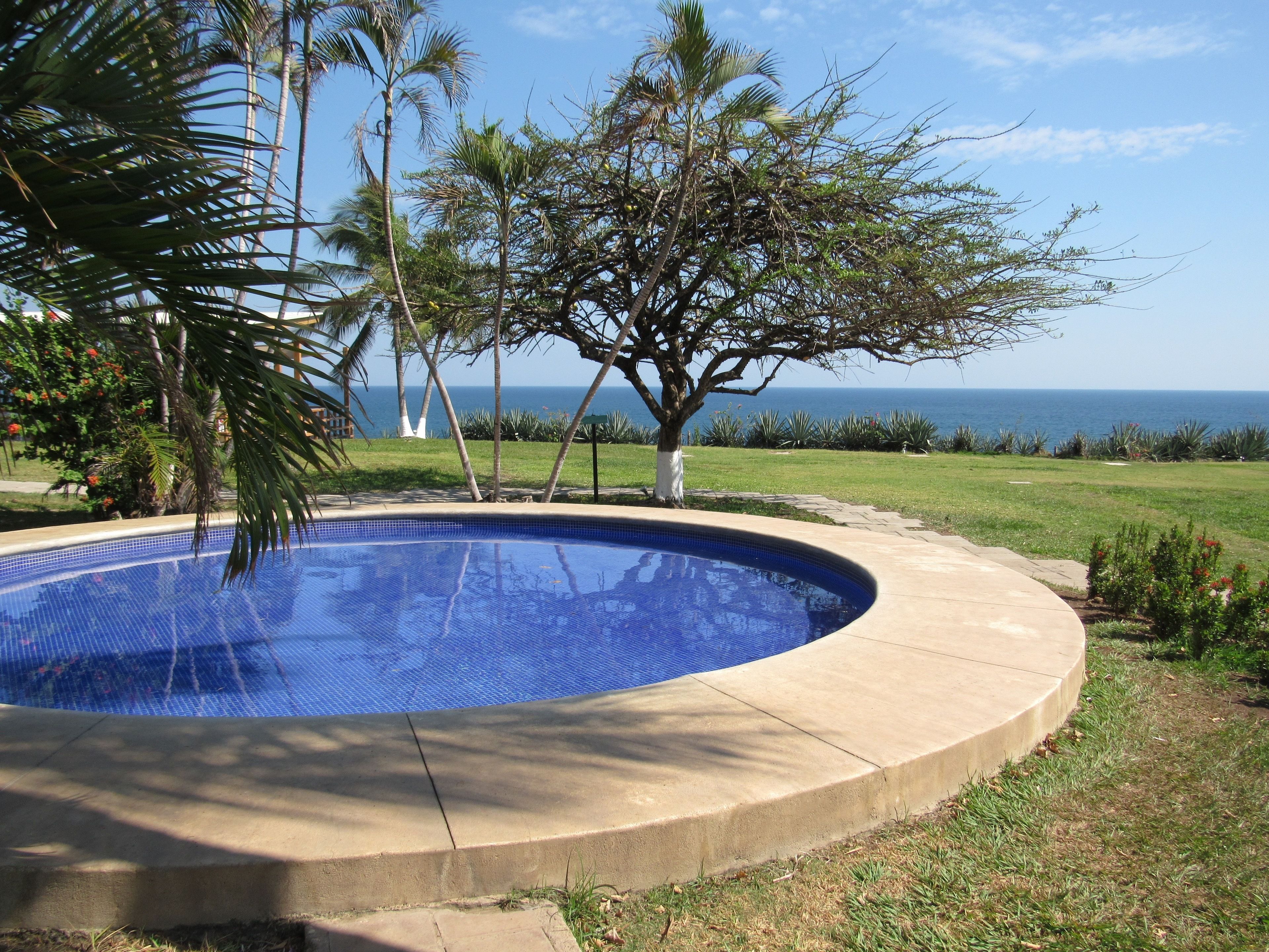 7 outdoor pools, pool loungers