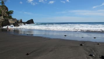Spiaggia privata, sabbia scura, surf
