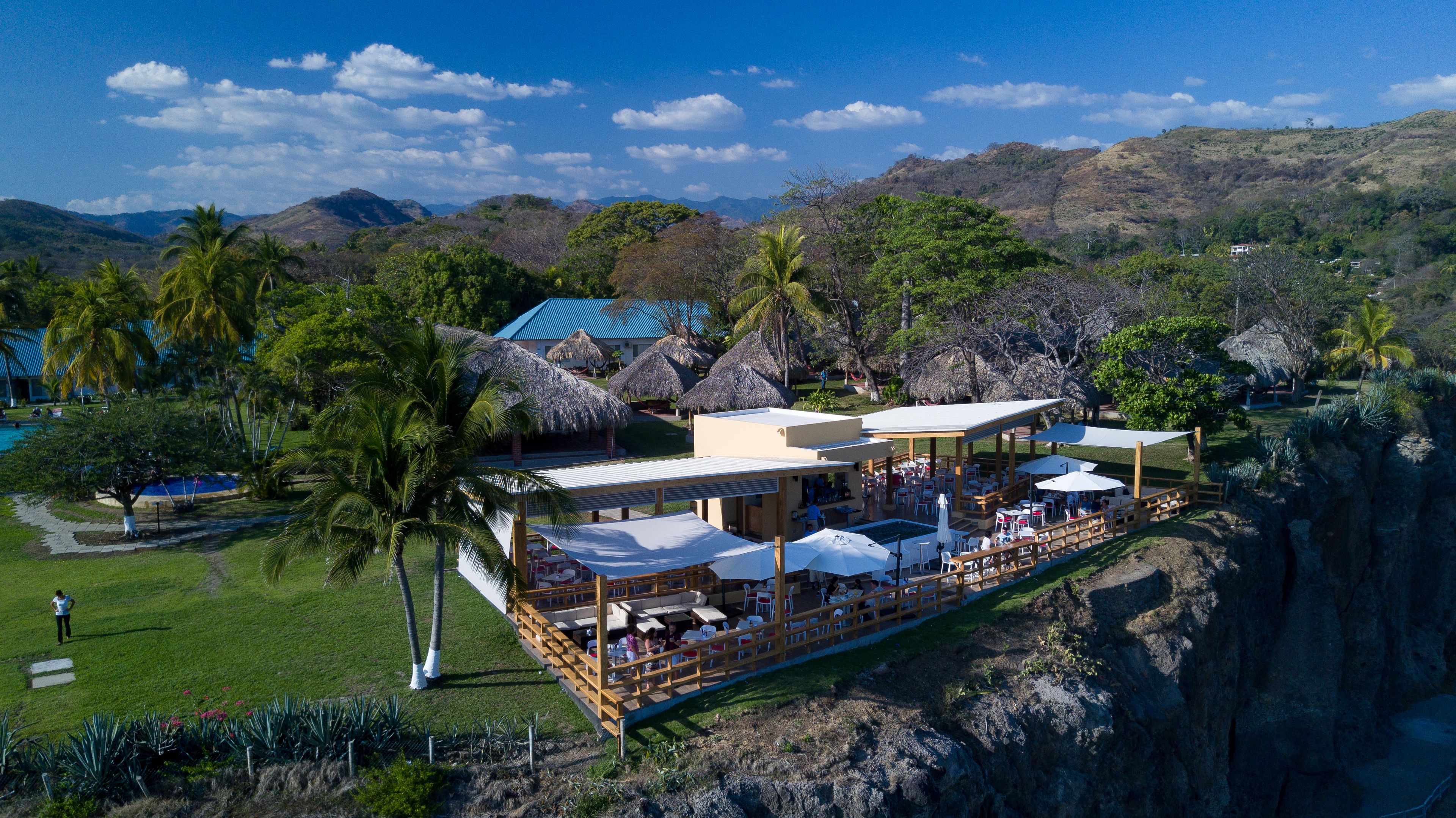2 restaurants servant le petit déjeuner, spécialités Cuisine locale
