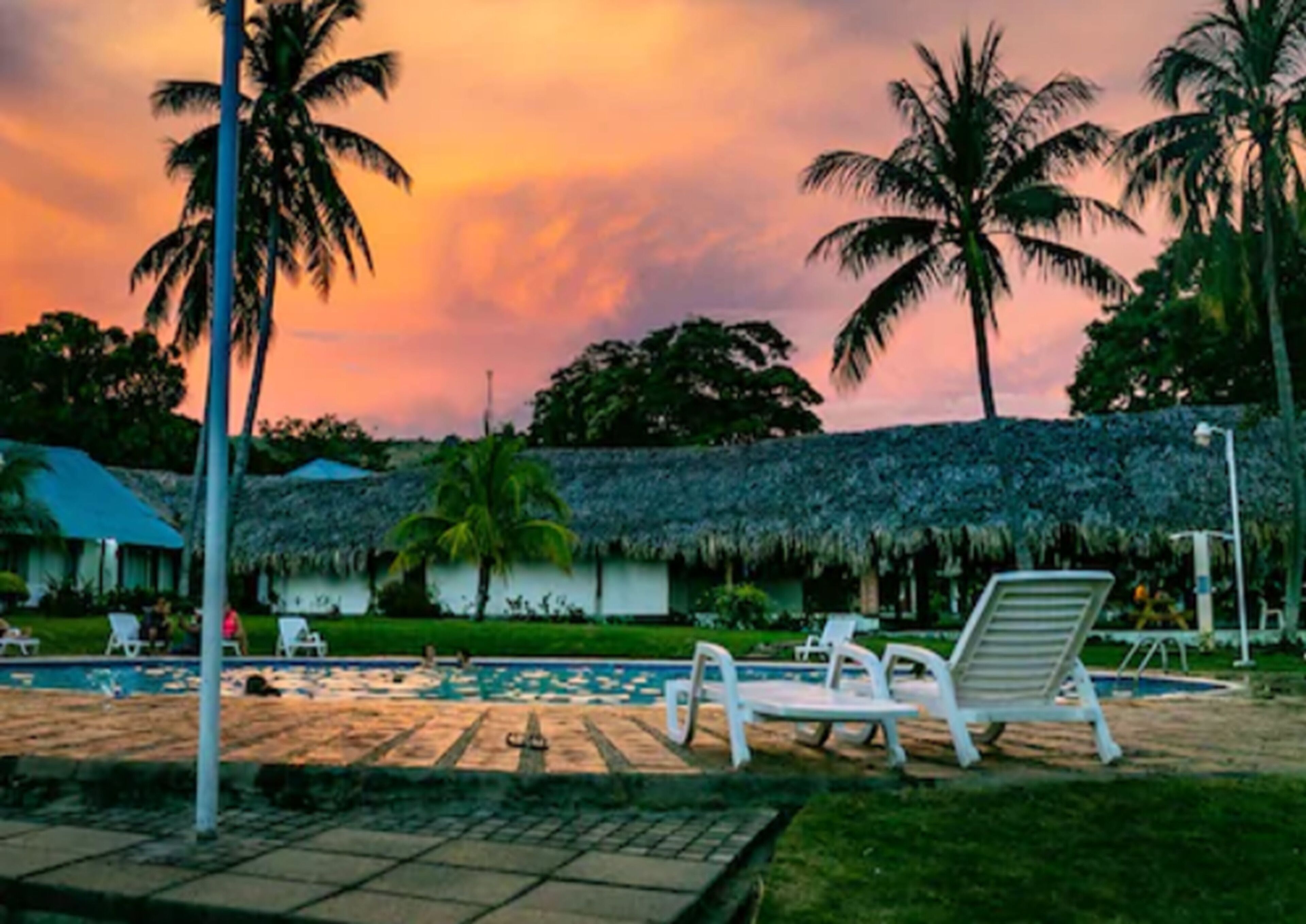 7 outdoor pools, pool loungers