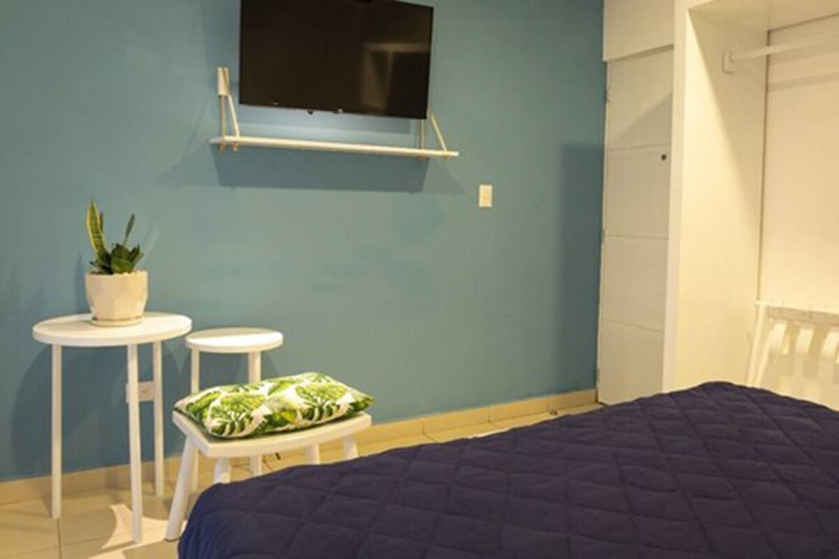 Standard Room, 1 Queen Bed, No Special Views | 객실 내 금고, 책상, 무료 WiFi, 침대 시트