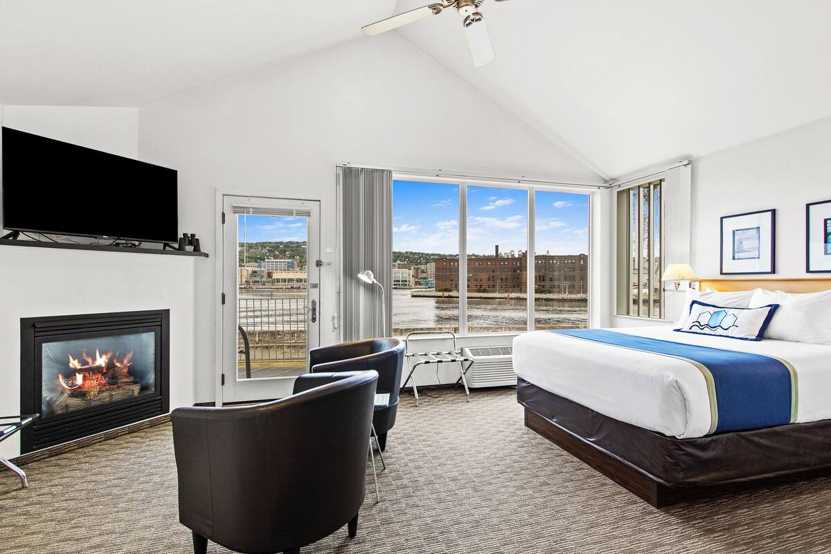 Junior Suite, 1 Queen Bed, Hot Tub, Canal View | Premium bedding, soundproofing, iron/ironing board, WiFi (free)