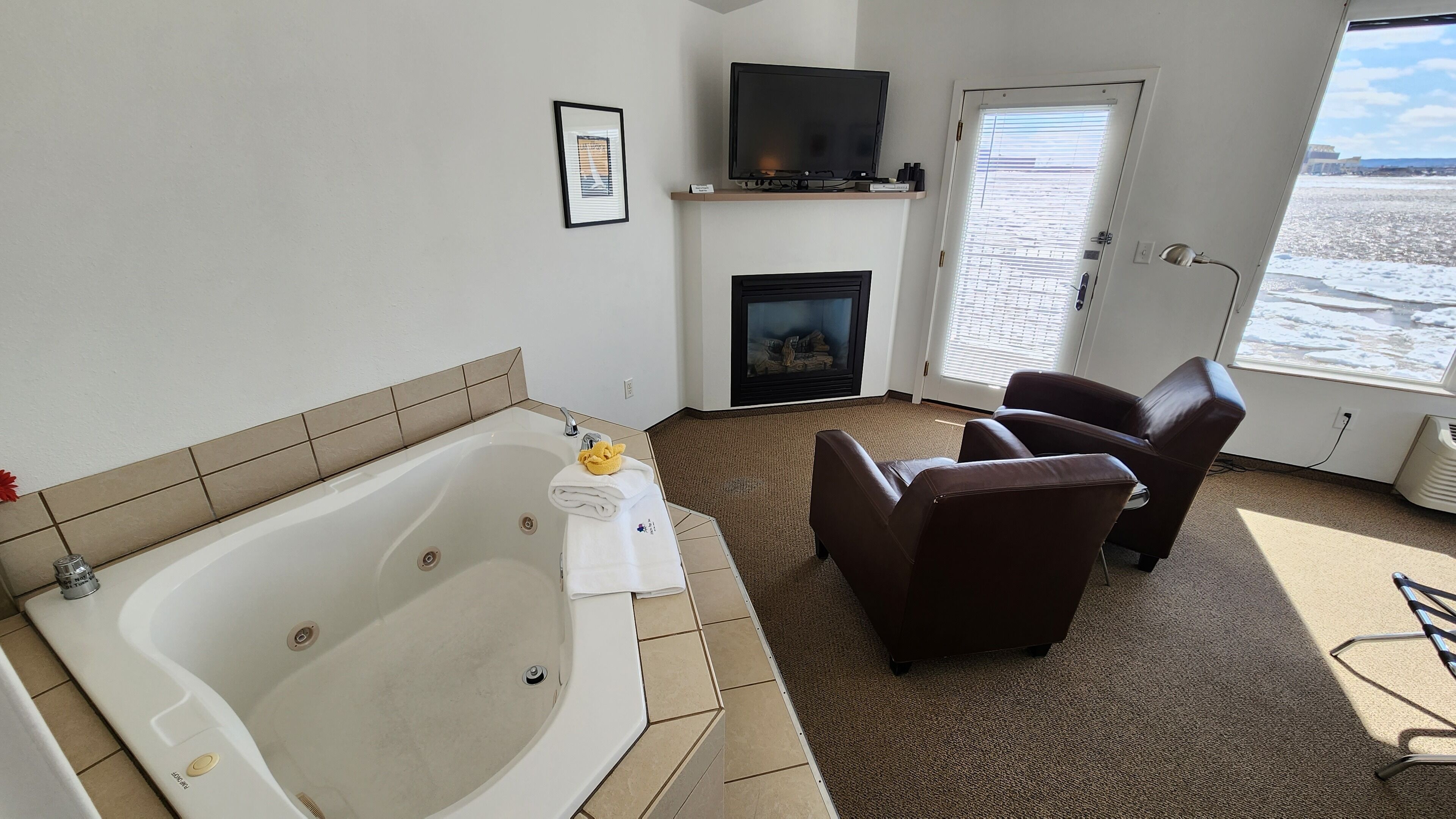 junior suite, 1 queen bed, hot tub, bay view | water view