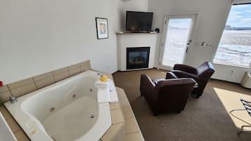 Suíte júnior, 1 cama Queen, banheira de imersão, vista para a baía | Vista para a água