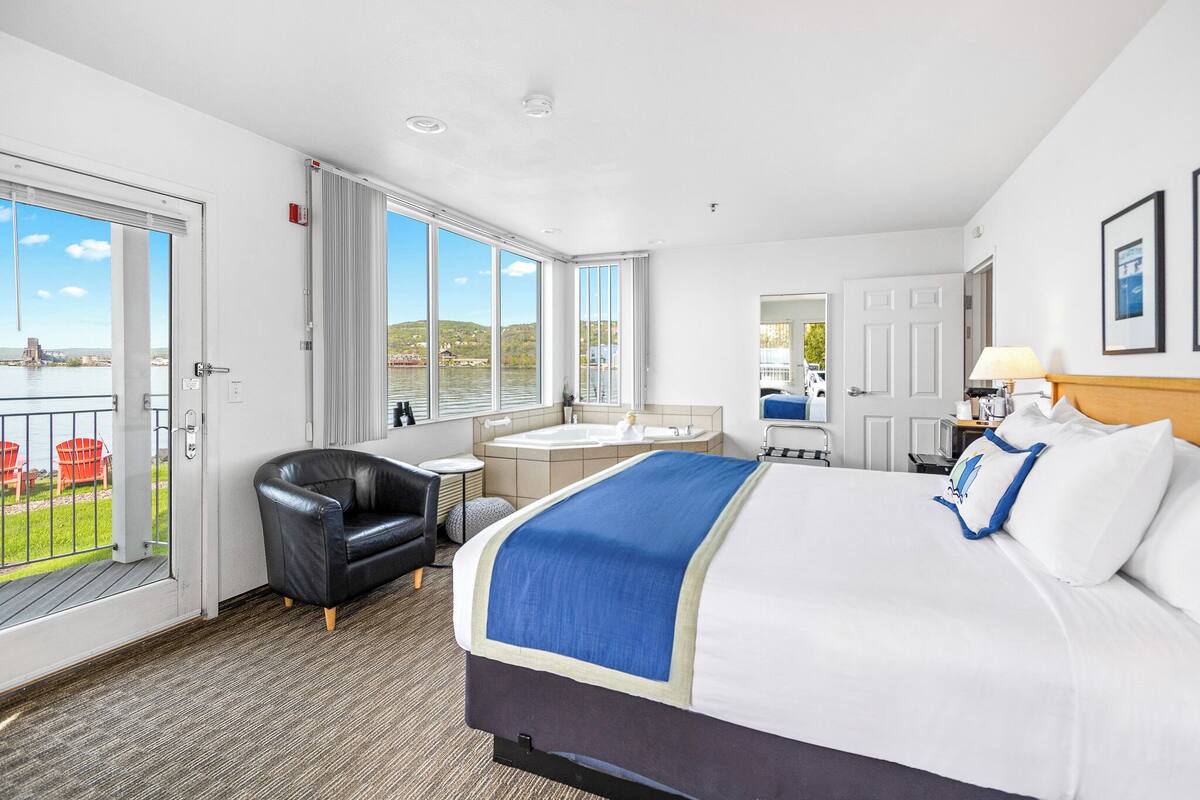 Junior Suite, 1 King Bed, Bay View | Premium bedding, soundproofing, iron/ironing board, WiFi (free)