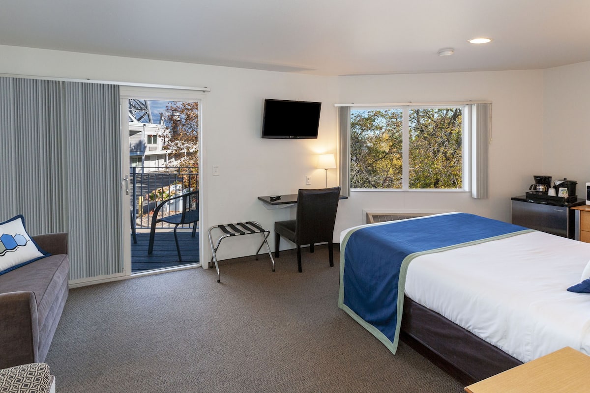 Classic Room, 1 Queen Bed with Sofa bed, Balcony (no water view) | 1 bedroom, premium bedding, soundproofing, iron/ironing board
