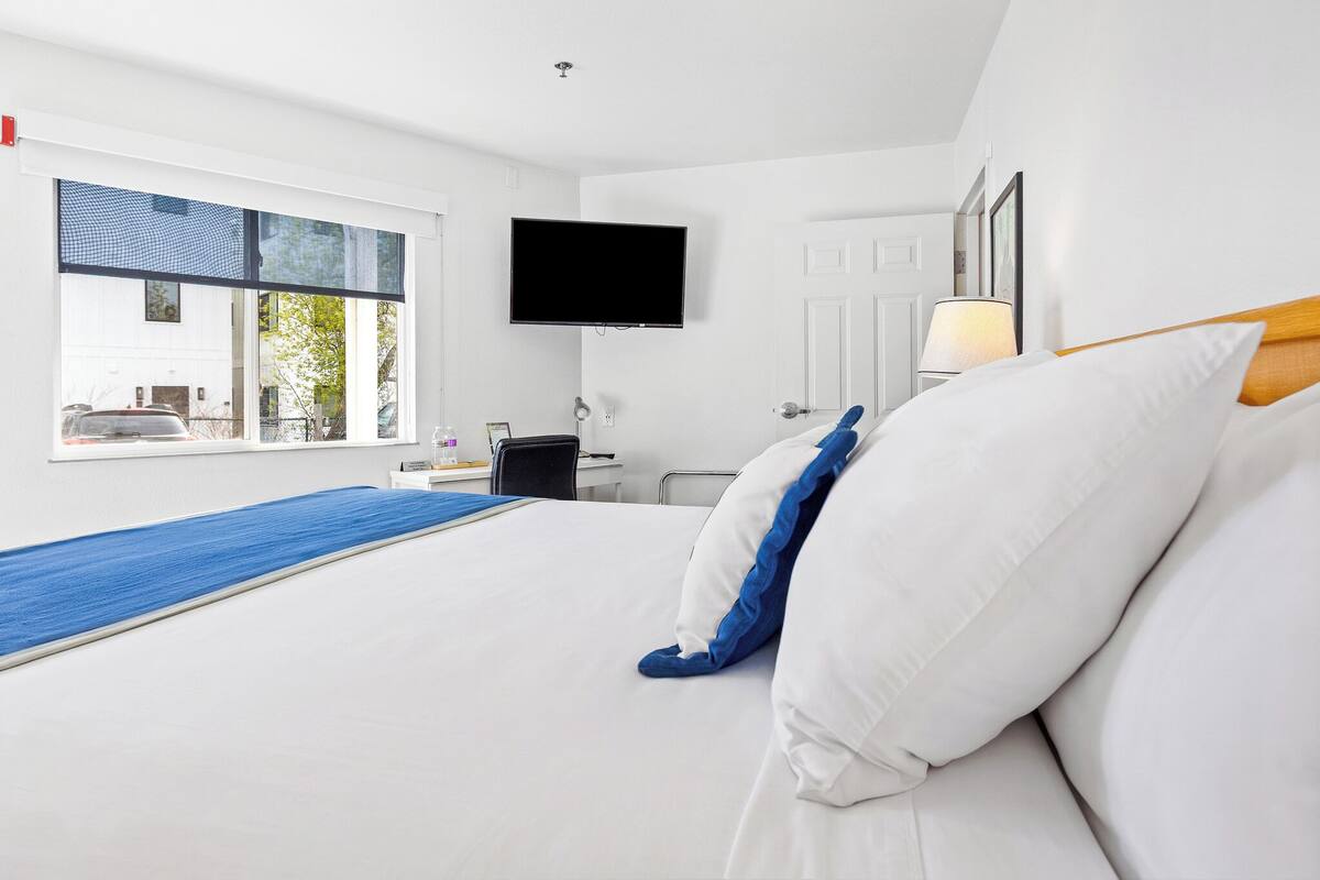 Classic Room, 1 King Bed, Mobility Accessible (no water view) | Premium bedding, soundproofing, iron/ironing board, WiFi (free)