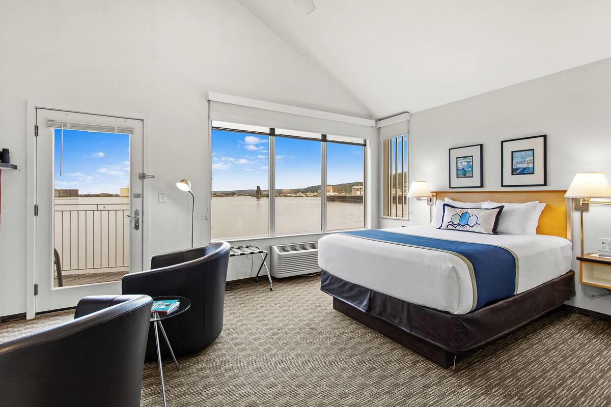 Junior Suite, 1 Queen Bed, Hot Tub, Bay View | Premium bedding, soundproofing, iron/ironing board, WiFi (free)