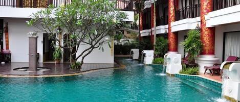 2 outdoor pools, pool umbrellas