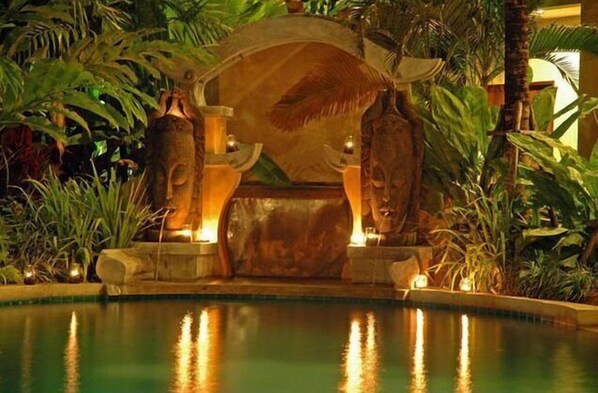 2 outdoor pools, pool umbrellas