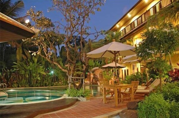 2 outdoor pools, pool umbrellas