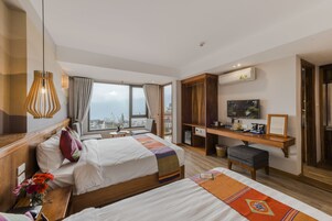 Minibar, in-room safe, desk, WiFi (free)