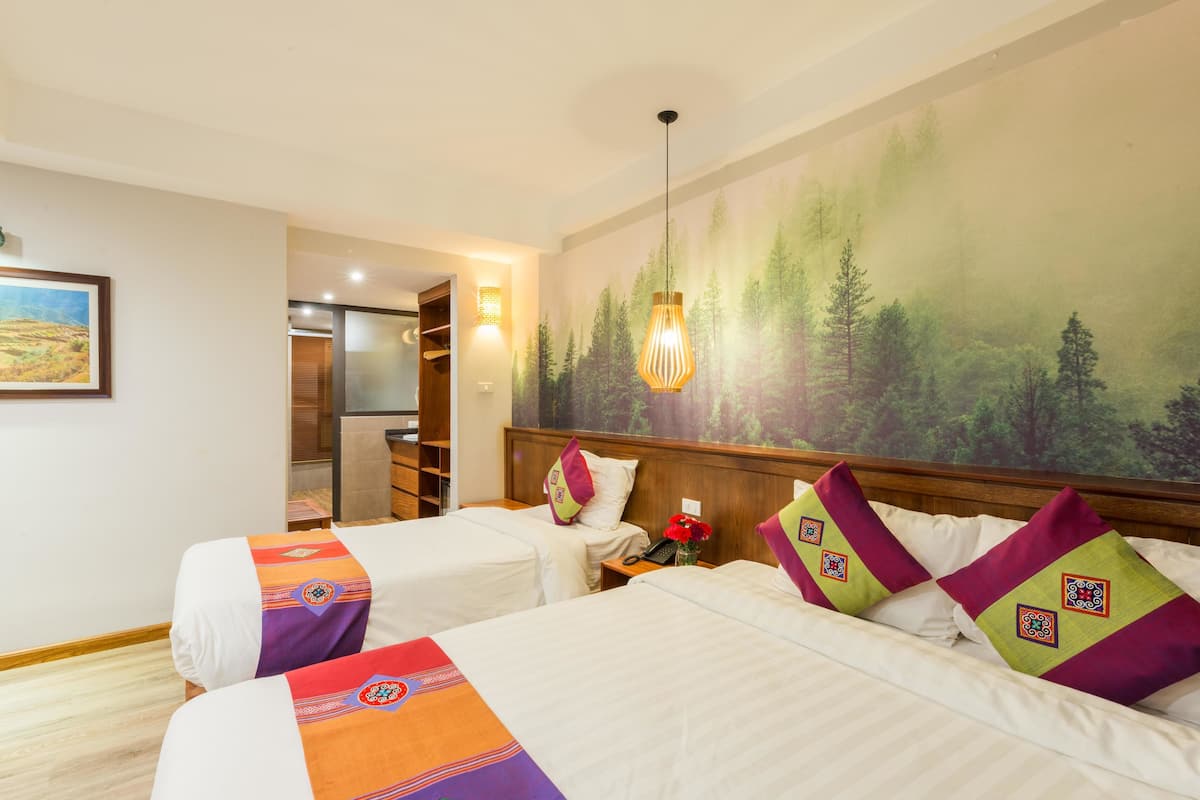 Kolmen hengen superior-huone | Minibaari, tallelokero huoneessa, työpöytä, ilmainen Wi-Fi