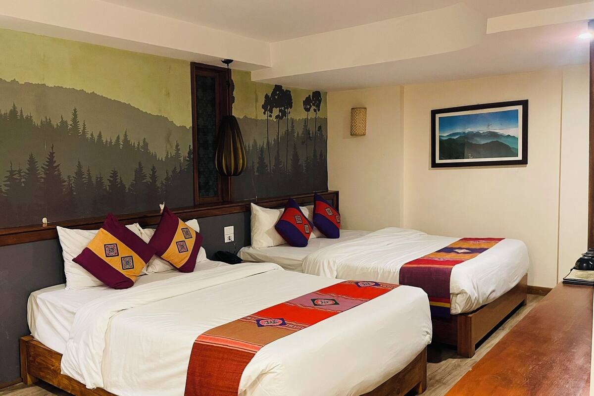 Familiekamer | Een minibar, een kluis op de kamer, een bureau, gratis wifi