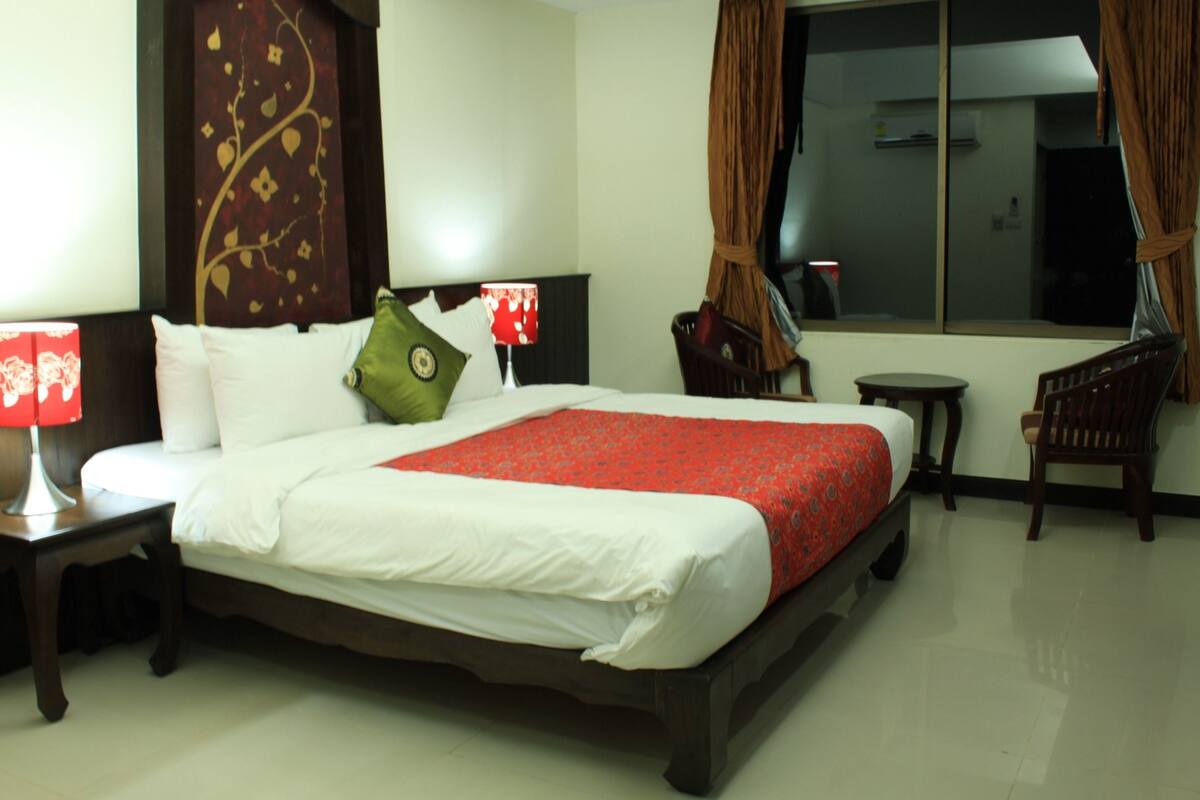 ห้องดีลักซ์ | ตู้นิรภัยในห้องพัก, โต๊ะทำงาน, เตารีด/โต๊ะรีดผ้า