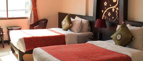 Caja de seguridad en la habitación y escritorio