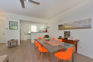 Apartamento, 1 habitación | Servicio de comidas en la habitación