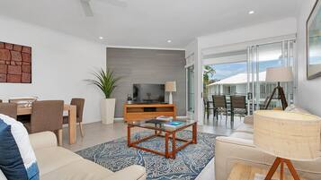 Apartemen Deluks | Ruang keluarga | TV layar datar