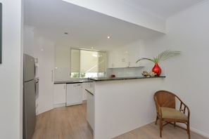 Fridge, microwave, oven, stovetop - Seascape Holidays- Beaches (Port Douglas)