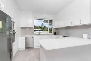 Apartamento Deluxe | Cocina privada | Frigorífico, microondas, horno y placa de cocina