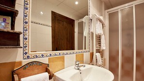Phòng 2 giường đơn phong cách cổ điển (Interior) | Phòng tắm | Buồng tắm vòi sen