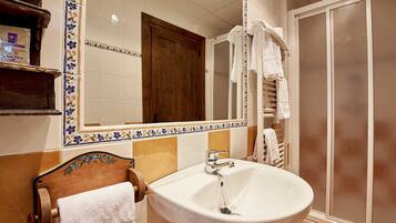 Classic Twin Room (Interior) | Bathroom | Shower