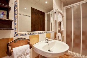 经典双床房 (Interior) | 浴室 | 淋浴设施