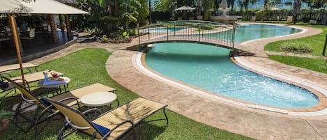 Außenpool, Sonnenschirme, Liegestühle