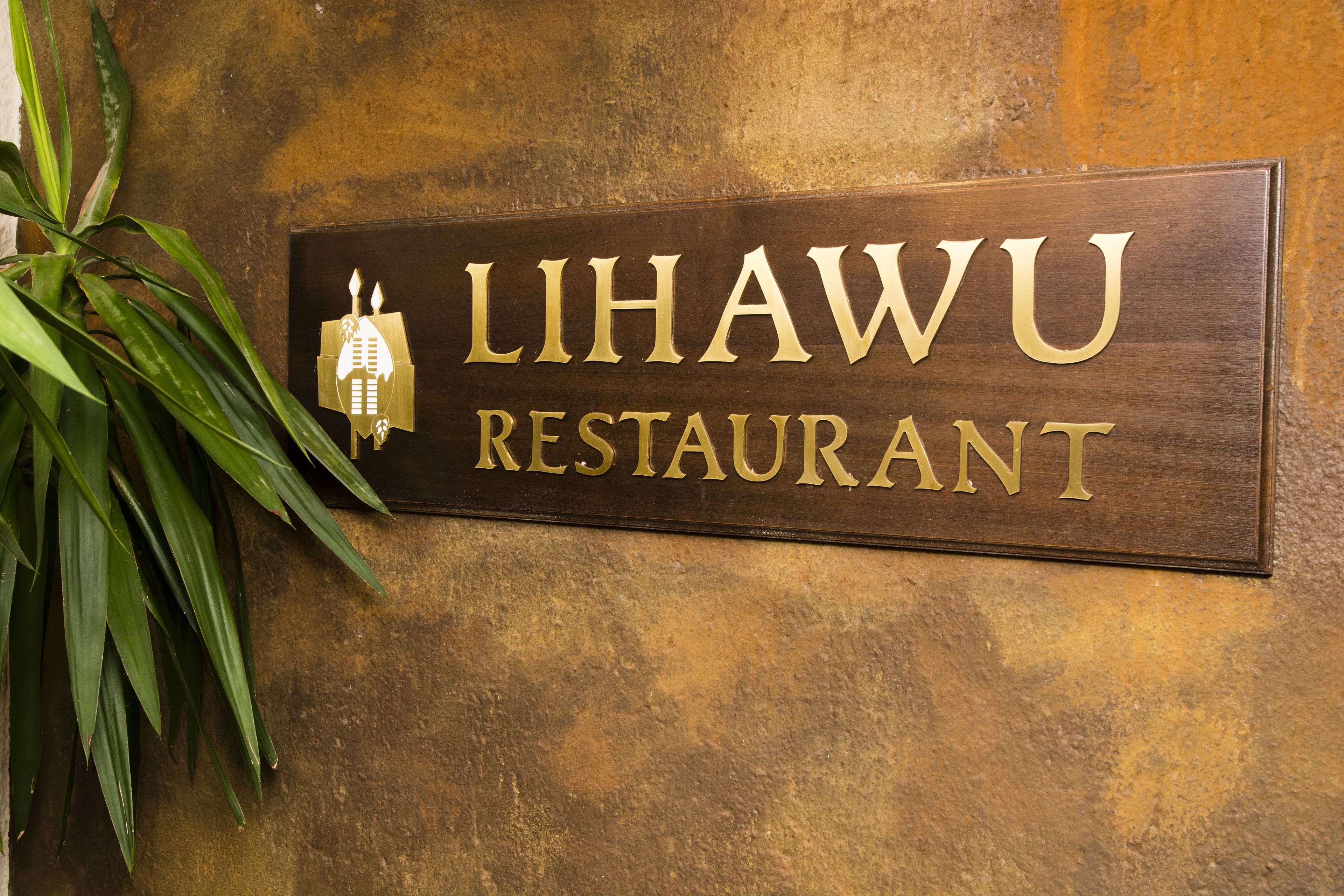 breakfast, lunch, dinner served; international cuisine