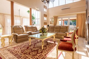 Villa | Área de sala de estar | Televisión