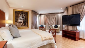 Phòng Suite | Bộ đồ giường cao cấp, nệm Tempur-Pedic, màn/rèm cản sáng 