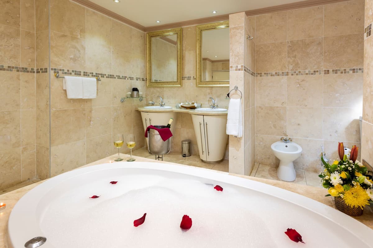 suite | bathroom | shower, free toiletries, hair dryer, bathrobes