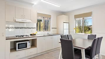 Deluxe 2 Bedroom Cabin - Sleeps 5 | Private kitchen