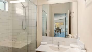 Deluxe 2 Bedroom Cabin - Fireplace | Bathroom | Towels, soap, toilet paper