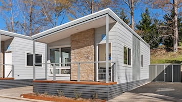 Deluxe 2 Bedroom Cabin - Fireplace | Terrace/patio