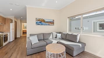 Deluxe 2 Bedroom Cabin - Fireplace | Living area