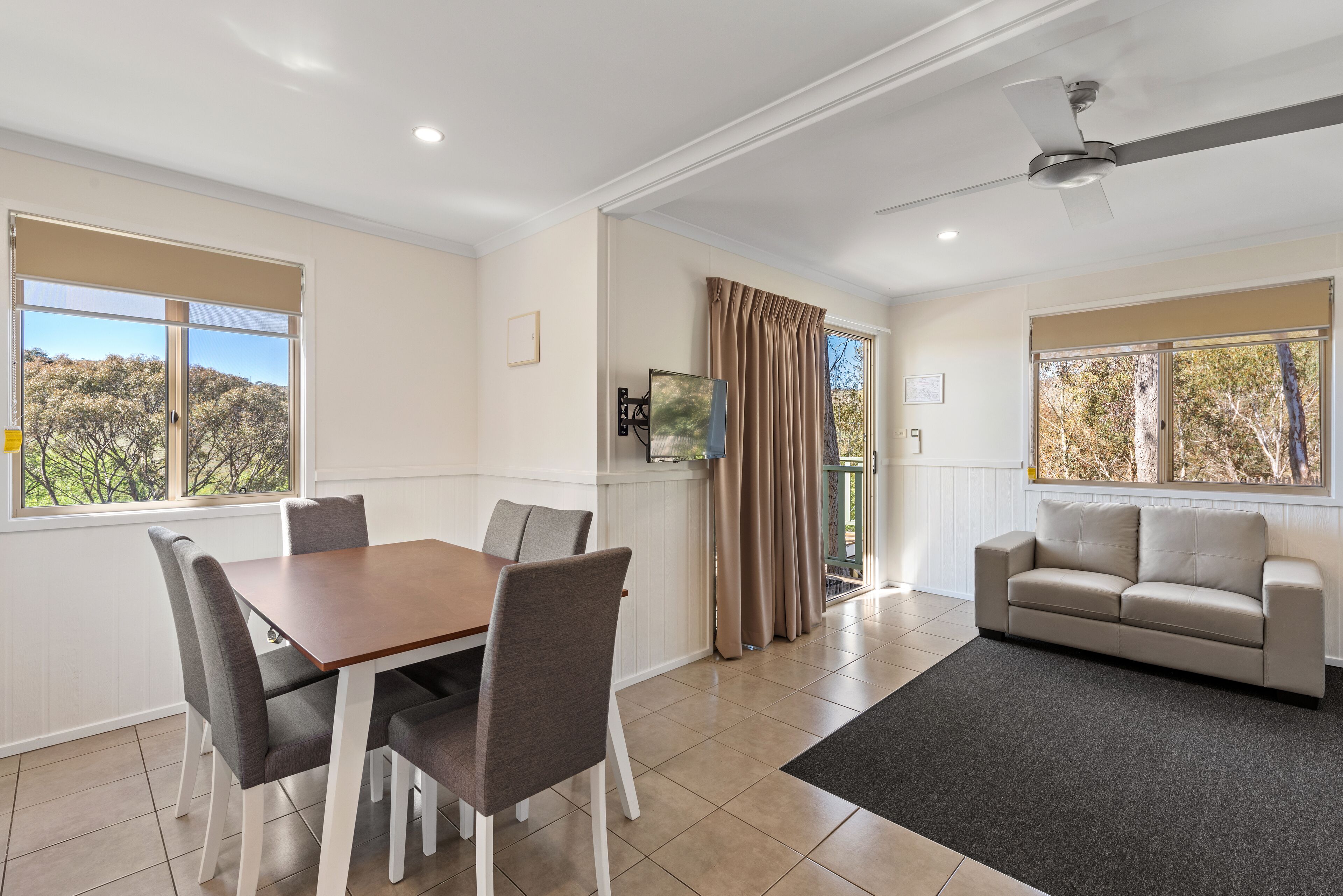 Deluxe 2 Bedroom Cabin - Sleeps 5 | In-room dining
