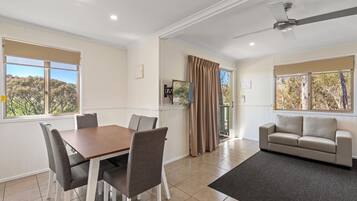 Deluxe 2 Bedroom Cabin - Sleeps 5 | In-room dining