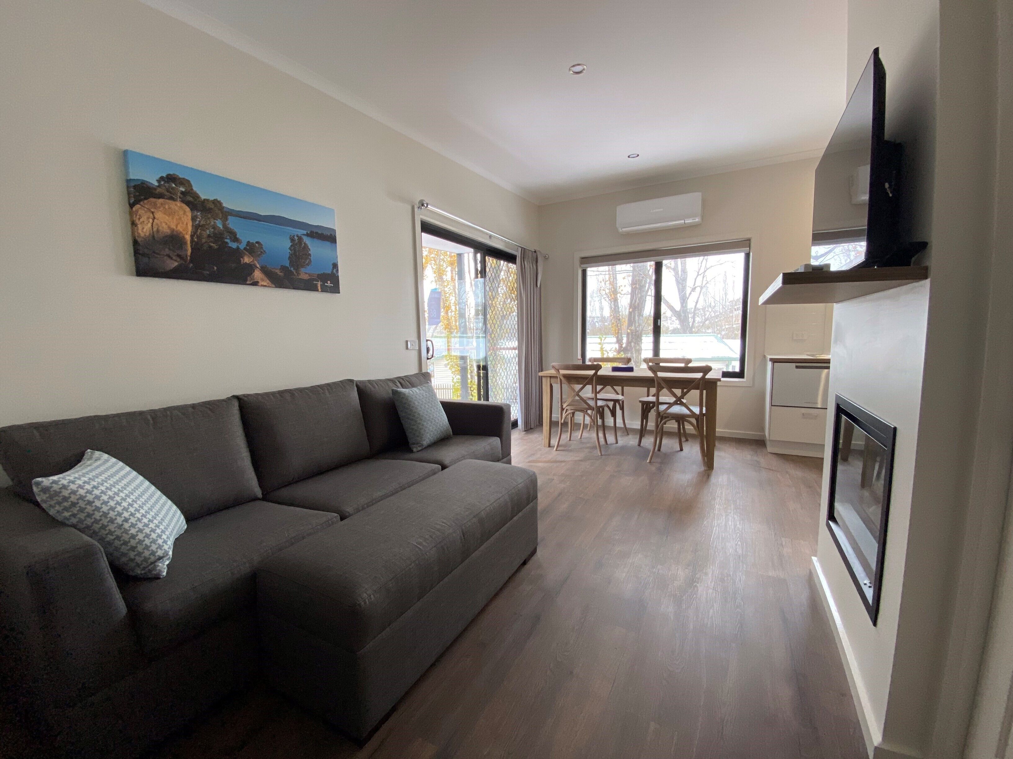 Superior 2 Bedroom Cabin - Fireplace | Living area