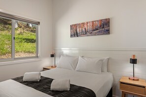 Deluxe 2 Bedroom Cabin - Fireplace