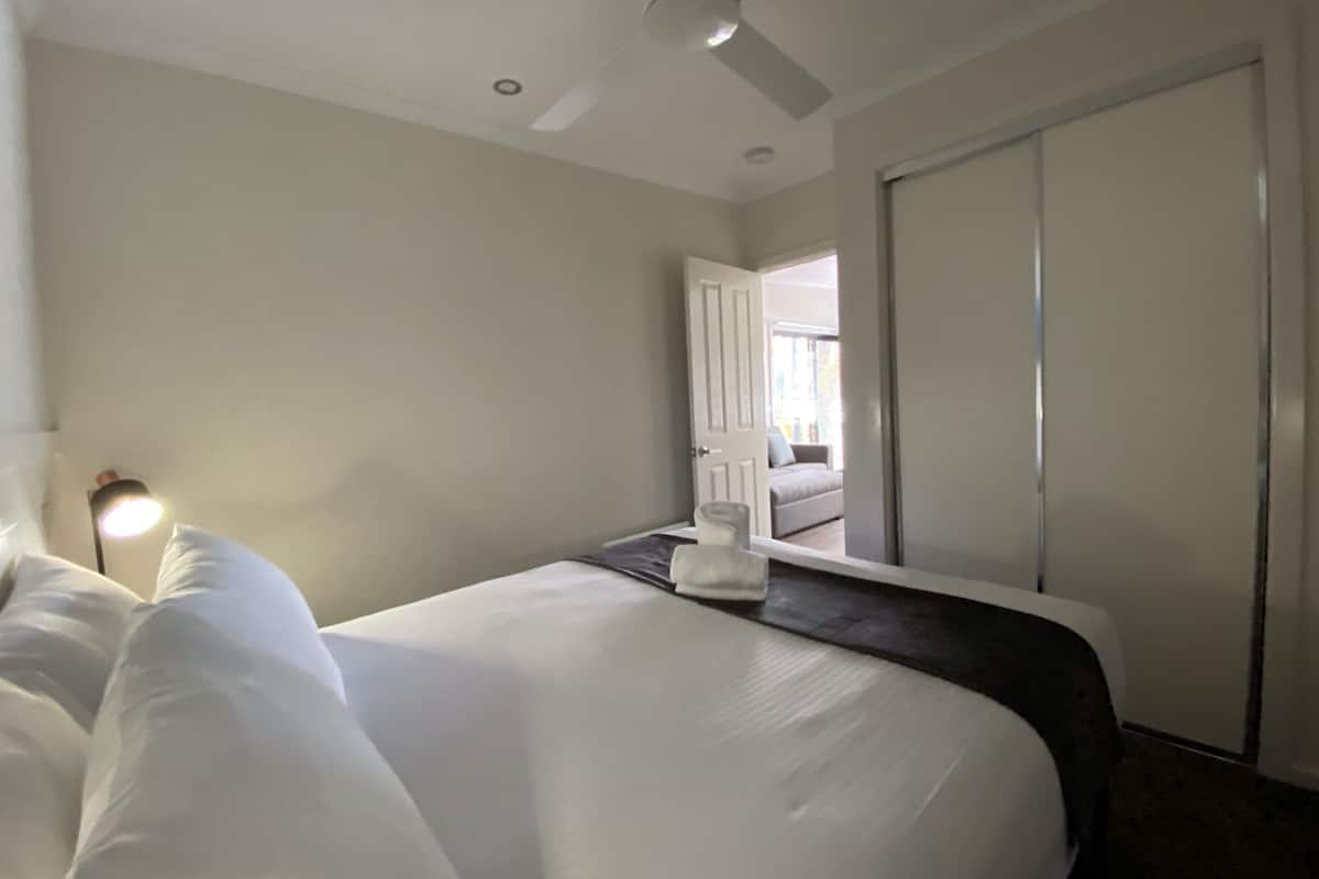 Superior 2 Bedroom Cabin - Fireplace | Free WiFi, bed sheets