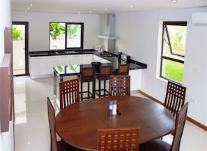 Casa adosada, 2 habitaciones | Cocina privada | Frigorífico grande, microondas, horno y placa de cocina