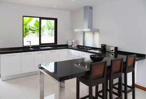 Refrigerador con freezer, microondas, horno, placa de cocina