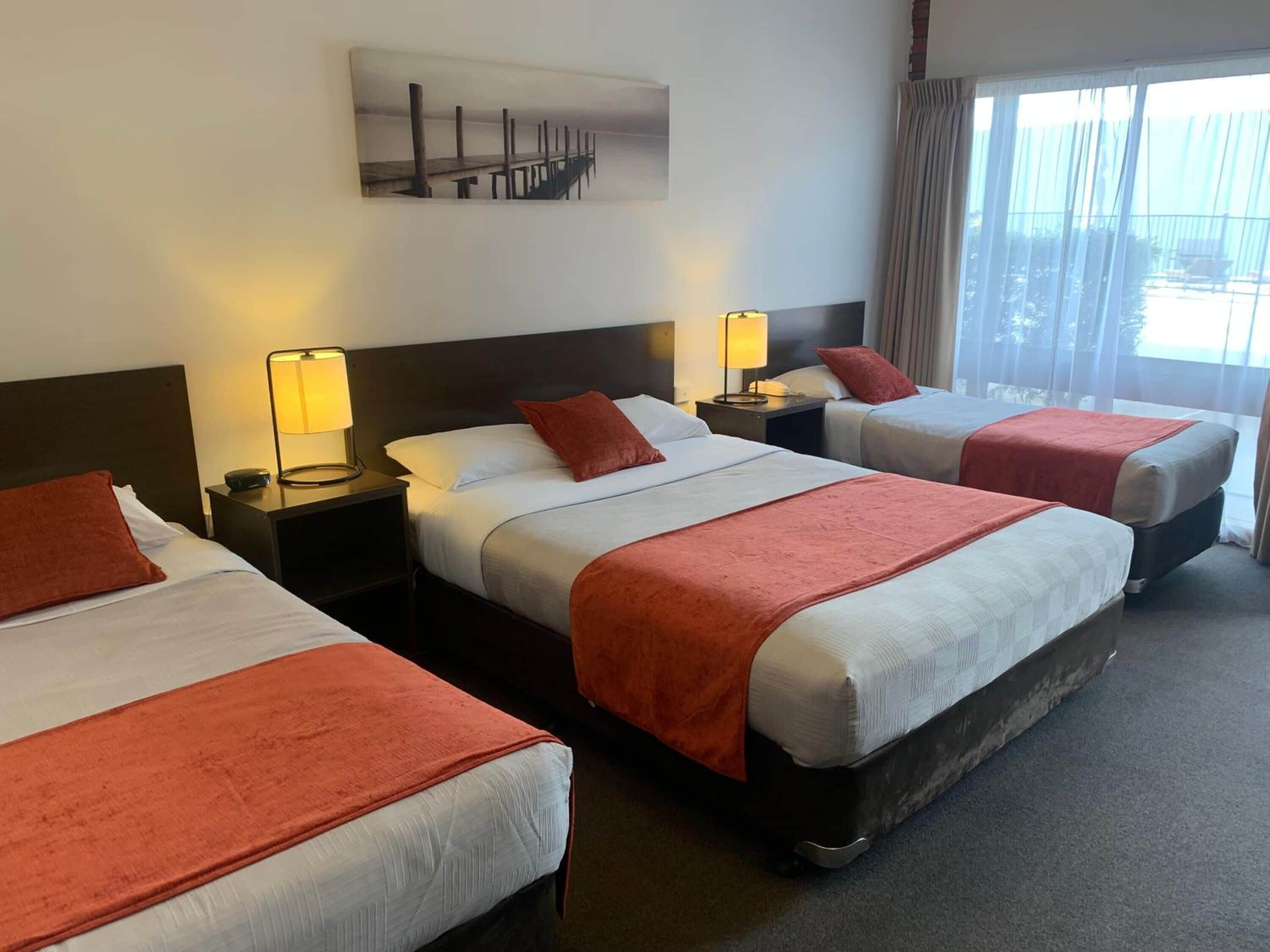 家庭房 | 迷你吧、办公桌、遮光窗帘、熨斗/熨衣板