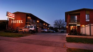 Un motel con recepción y un letrero que dice Motor Inn.