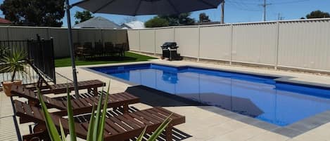 Außenpool, Sonnenschirme, Liegestühle