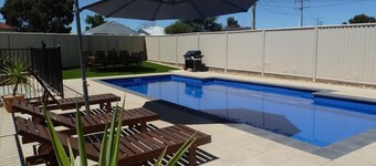 Ploughmans Motor Inn